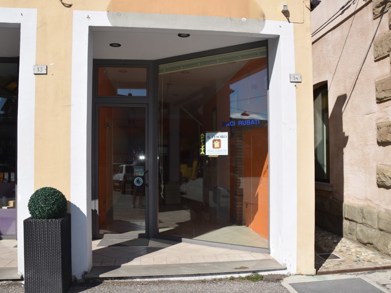 Attività commerciale in Affitto a Novafeltria, 580€, 102 m²