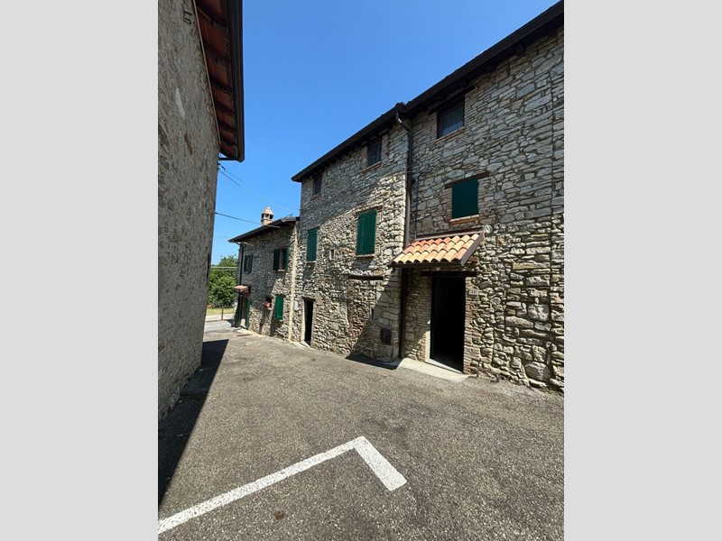 Casa Semi Indipendente in Vendita a Terenzo, zona Lesignano Palmia, 120'000&euro;, 150 m²