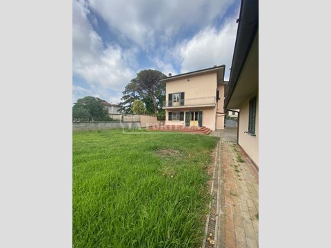 Villa in Vendita a Pisa, 1'300'000€, 500 m², con Box