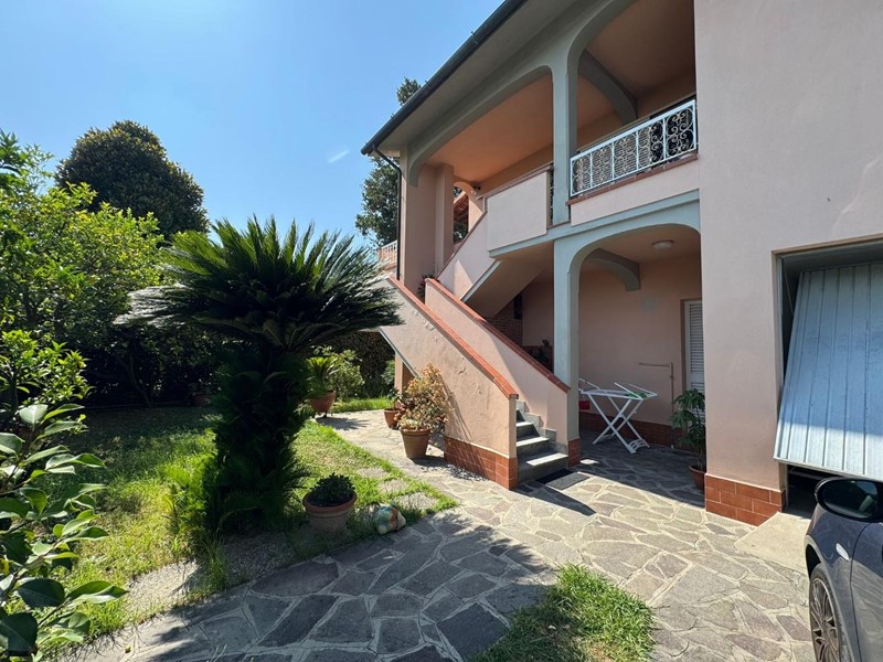 Villa bifamiliare in Vendita a San Giuliano Terme, zona Pontasserchio, 439'000€, 180 m², con Box
