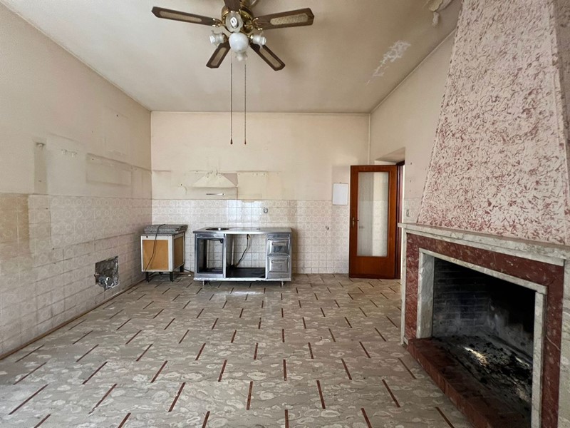 Casa Indipendente in Vendita a Pignataro Interamna, 99'000€, 245 m²