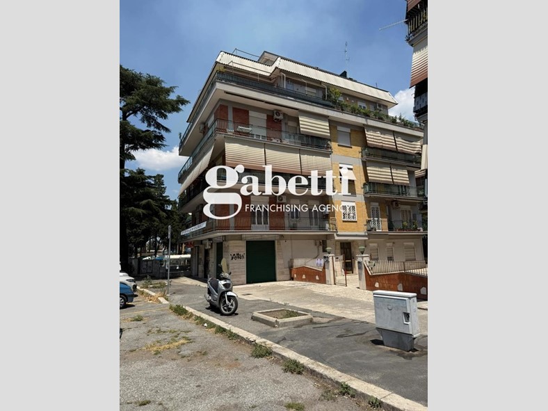 Attico in Vendita a Roma, 185'000€, 52 m²