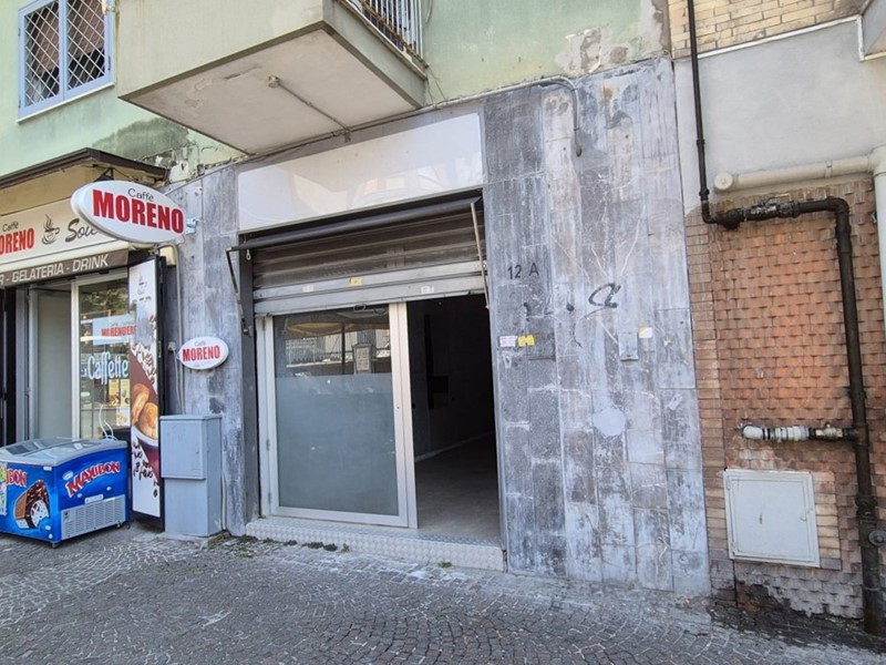 Negozio in Affitto a Napoli, 1'200€, 40 m²