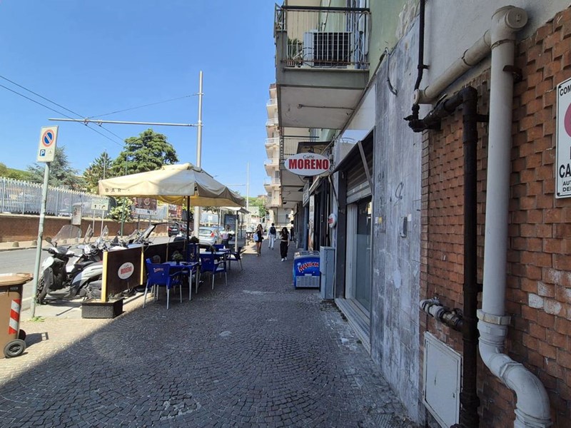 Negozio in Affitto a Napoli, 1'200€, 40 m²