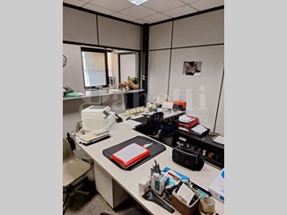 Capannone in Vendita a Locate di Triulzi, 270'000€, 350 m²