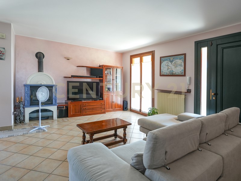 Casa Indipendente in Vendita a Bergantino, 270'000€, 190 m², con Box