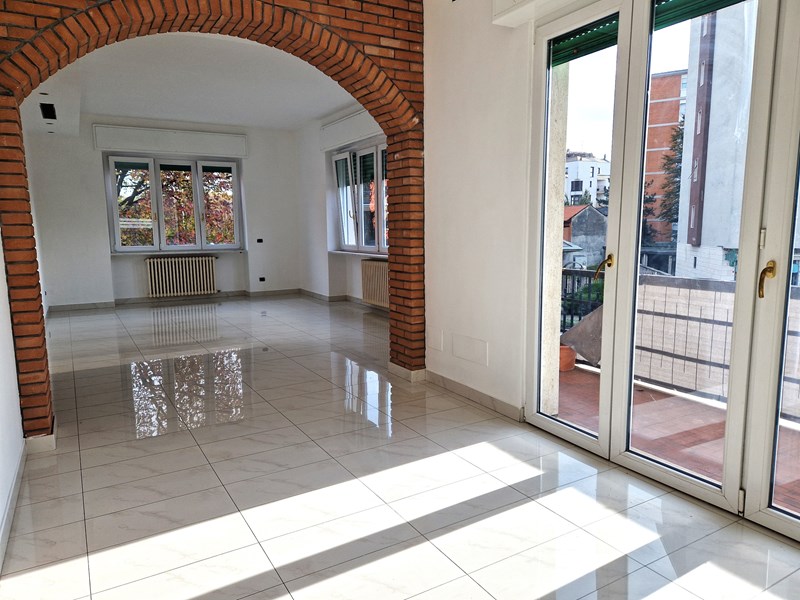 Quadrilocale in Vendita a Vedano al Lambro, 295'000€, 157 m²