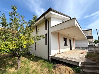 Villa in Vendita a Mondragone, zona Via Padule, 250'000€, 280 m²