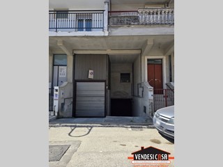 Box in Vendita a Adelfia, 50'000€, 125 m²