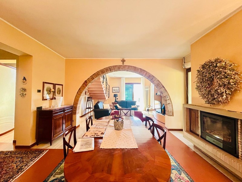 Villa in Vendita a San Miniato, 900'000€, 320 m², con Box