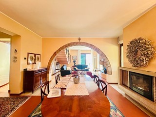 Villa in Vendita a San Miniato, 900'000€, 320 m², con Box