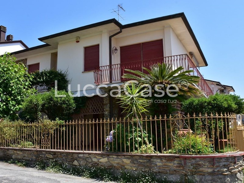 Villetta a schiera in Vendita a Massarosa, 350'000€, 141 m², arredato, con Box