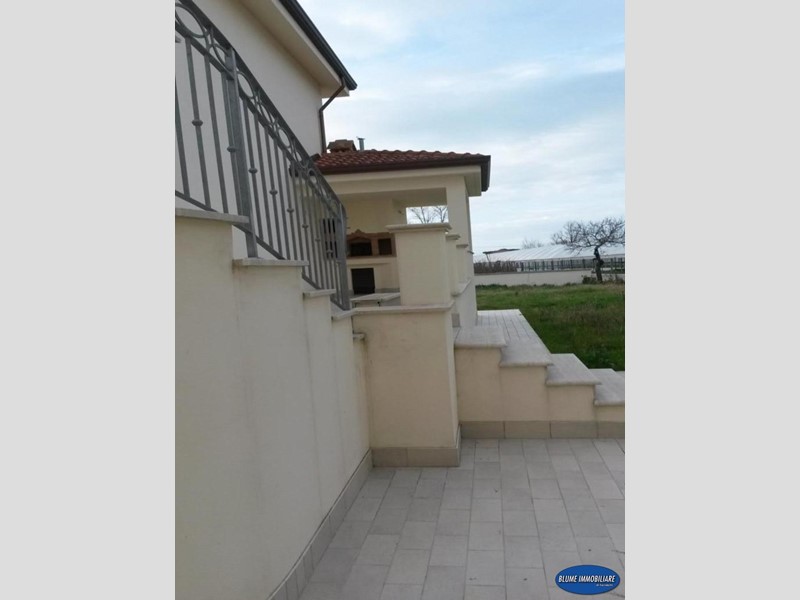 Villa in Vendita a Camaiore, zona Capezzano Pianore, 600'000&euro;, 185 m², con Box