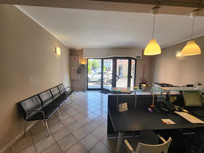 Immobile commerciale in Affitto a Calcinaia, zona Fornacette, 750€, 100 m²