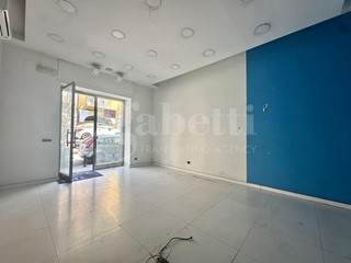 Negozio in Affitto a Marano di Napoli, 1'500€, 40 m²