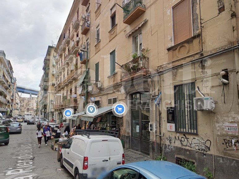 Magazzino in Affitto a Napoli, 270€, 13 m²