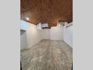 Immobile commerciale in Affitto a Sarzana, 1'400€, 77 m²