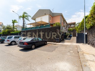 Casa Semi Indipendente in Vendita a San Gregorio di Catania, 370'000€, 184 m², arredato, con Box