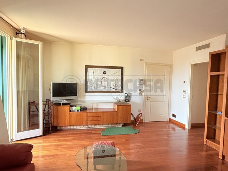 Appartamento in Vendita a Creazzo, 300'000&euro;, 130 m², con Box