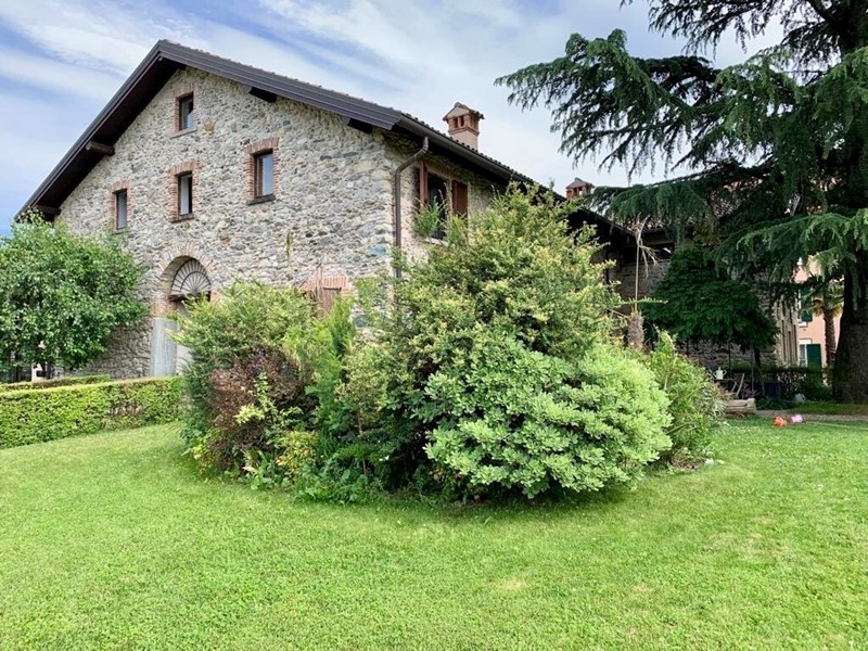 Casa Semi Indipendente in Vendita a Orsenigo, 680'000&euro;, 207 m², con Box