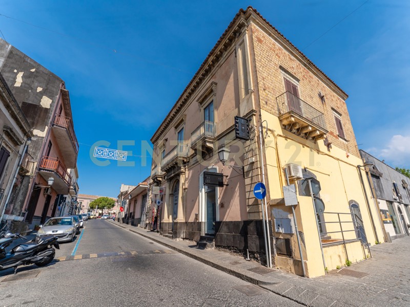 Casa Indipendente in Vendita a Nicolosi, 485'000€, 324 m²