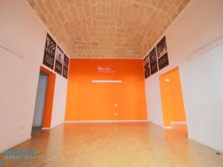 Immobile commerciale in Affitto a Taranto, zona Borgo, 700€, 116 m²