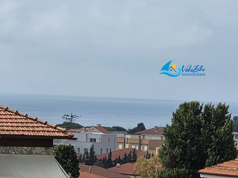 Villa in Vendita a Diano Marina, zona Monade, 450'000€, 124 m², con Box