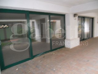 Negozio in Vendita a Sessa Aurunca, 90'000€, 110 m²