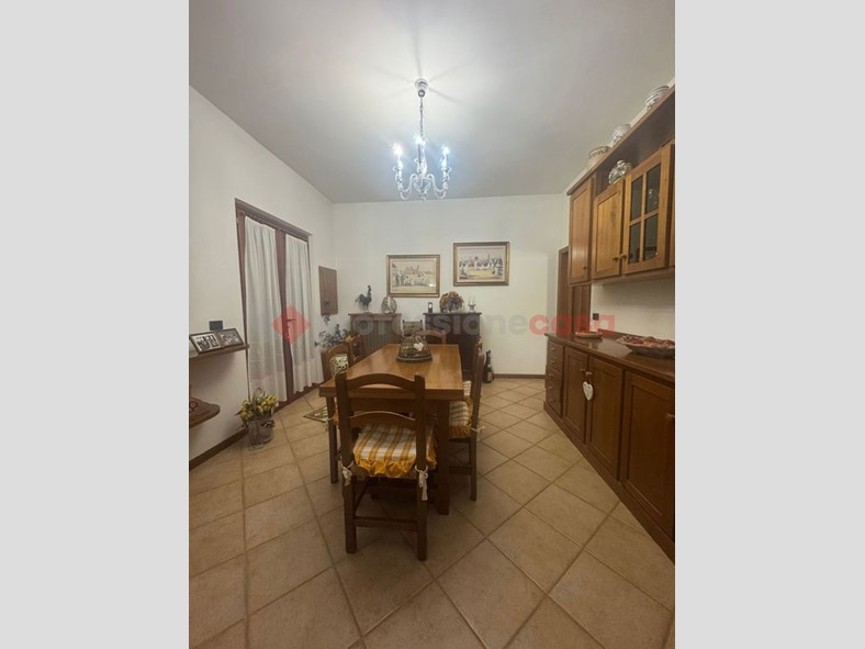 Villa in Vendita a Pistoia, 650'000€, 300 m², arredato