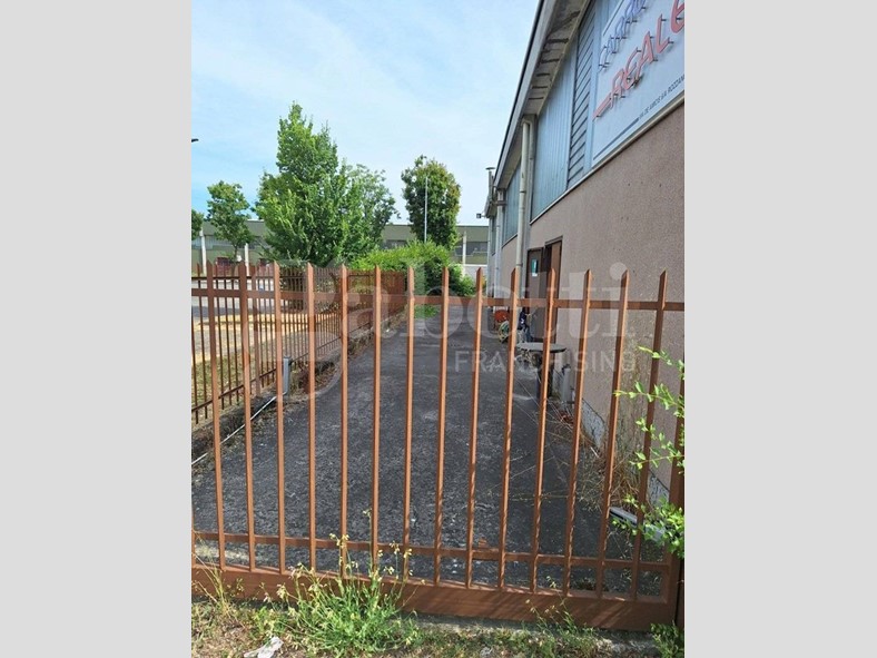 Capannone in Vendita a Rozzano, 270'000€, 350 m²