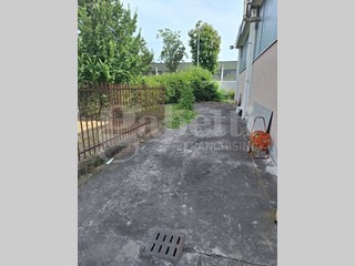 Capannone in Vendita a Rozzano, 270'000€, 350 m²