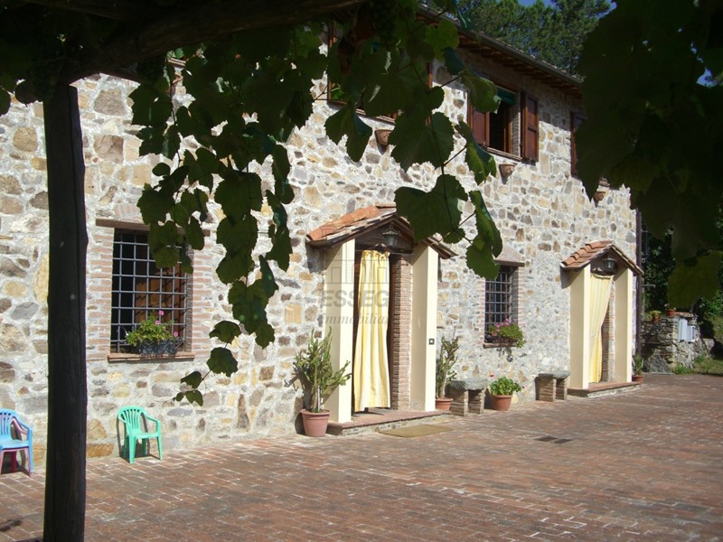 Casale in Vendita a Buti, 790'000€, 270 m²