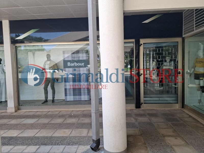 Immobile commerciale in Vendita a Campi Salentina, 280'000€, 280 m²