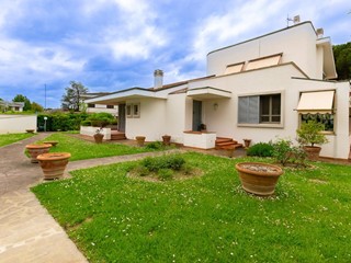 Villa in Vendita a Pontedera, 690'000€, 335 m², con Box