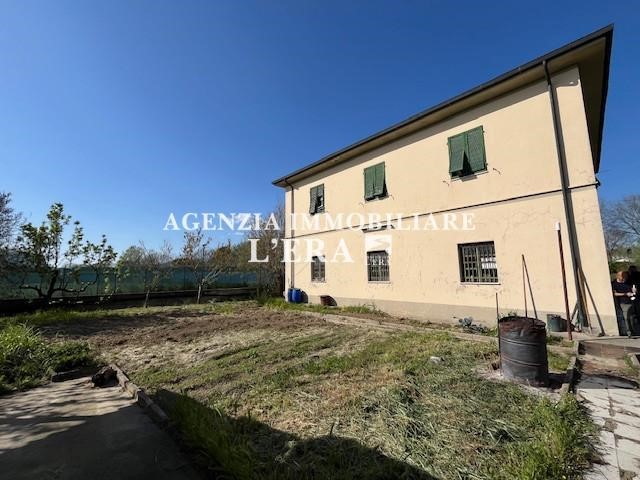 Villa in Vendita a Pontedera, 260'000€, 160 m², con Box