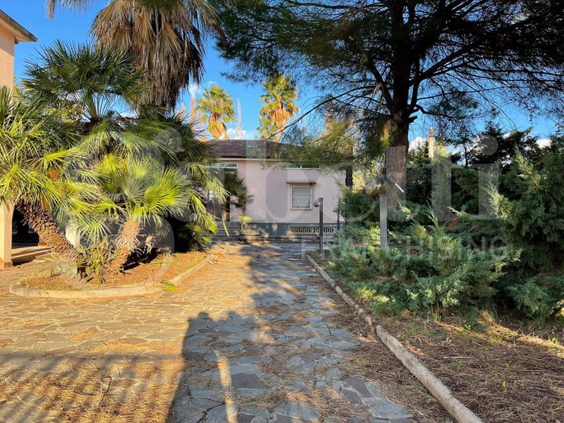 Villa in Vendita a Battipaglia, 200'000€, 330 m²