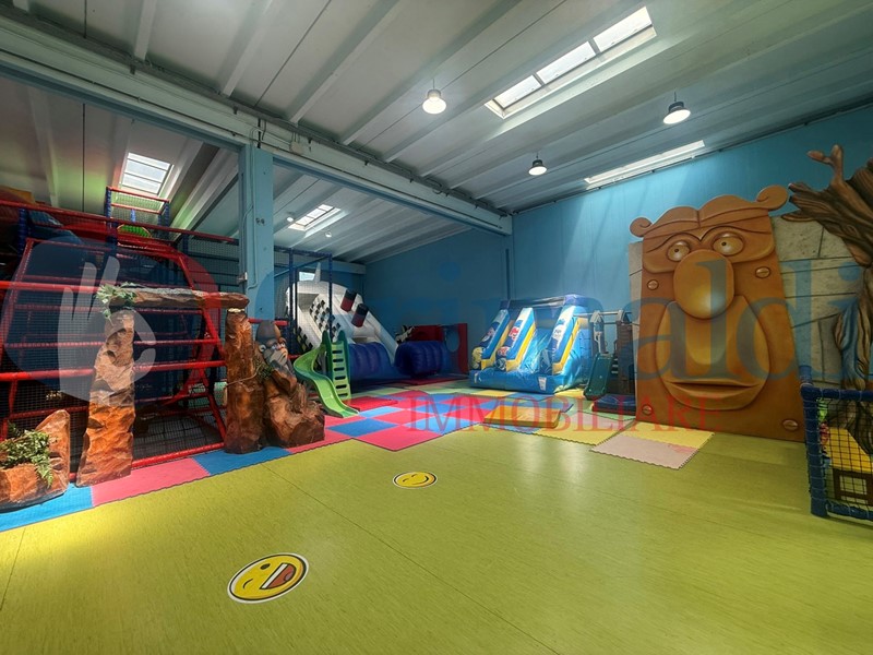 Attività commerciale in Vendita a Saponara, 60'000€, 700 m²