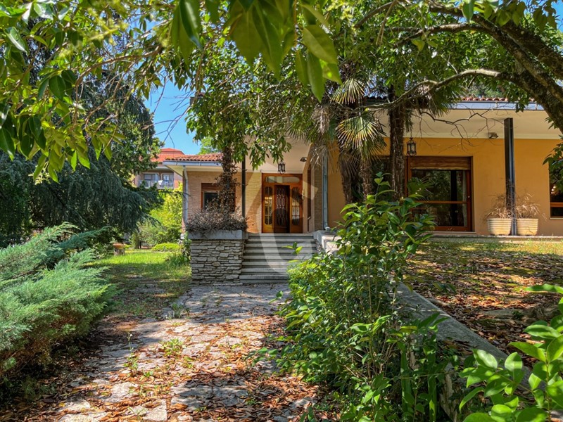 Casa Indipendente in Vendita a Jesi, 614 m², con Box