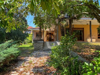 Casa Indipendente in Vendita a Jesi, 614 m², con Box