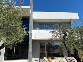 Casa Indipendente in Vendita a Capannori, 555'000€, 280 m², con Box