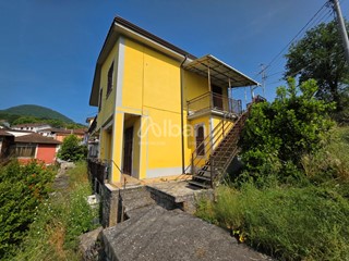 Casa Indipendente in Vendita a Riccò del Golfo di Spezia, zona San Benedetto, 228'000€, 180 m²