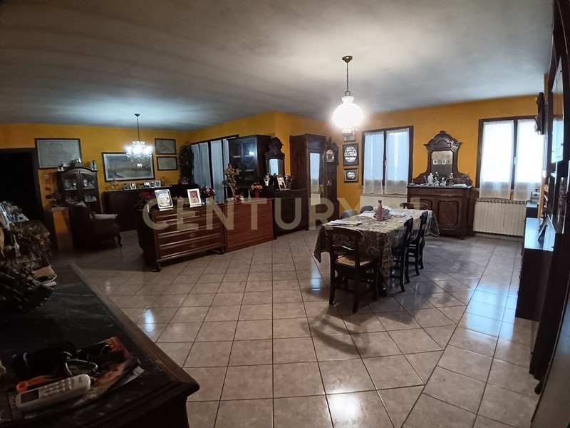 Appartamento in Vendita a Roncoferraro, 280'000&euro;, 250 m², con Box