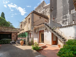 Casa Indipendente in Vendita a Catania, 128'000&euro;, 140 m², arredato, con Box