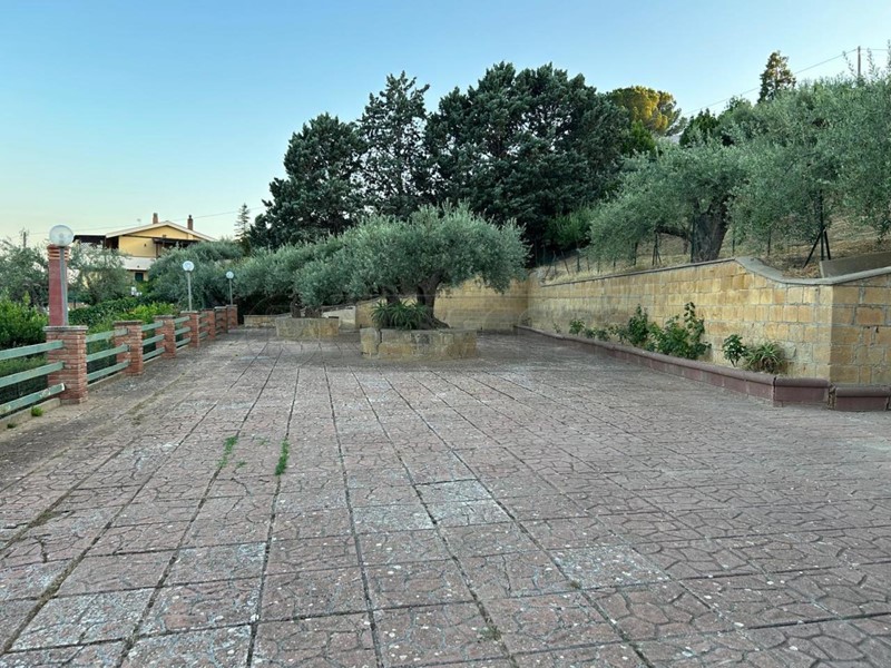 Villa in Vendita a Caltanissetta, 200'000€, 252 m², con Box