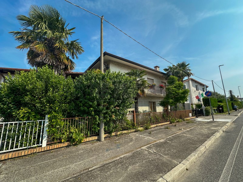 Casa Indipendente in Vendita a Latisana, 195'000€, 432 m²