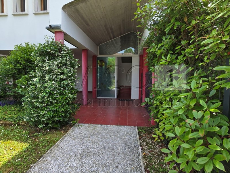 Casa Indipendente in Vendita a Torri di Quartesolo, 330'000&euro;, 270 m², con Box