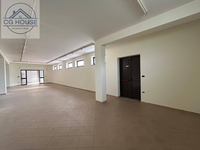 Immobile commerciale in Vendita a Cicciano, 185'000€, 250 m²