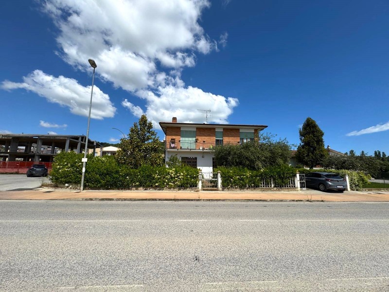 Immobile commerciale in Affitto a Altidona, 1'000&euro;, 250 m²