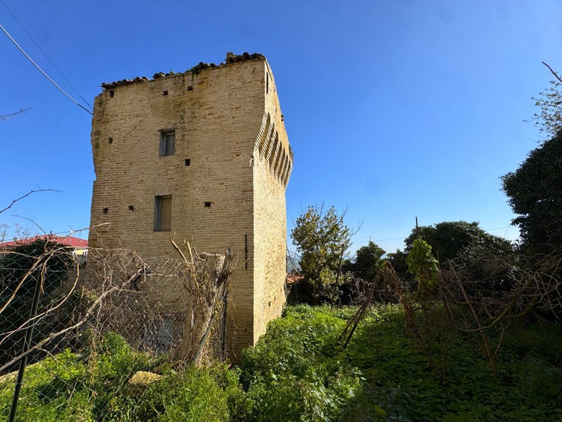 Casa Indipendente in Vendita a Fermo, 175'000€, 300 m²