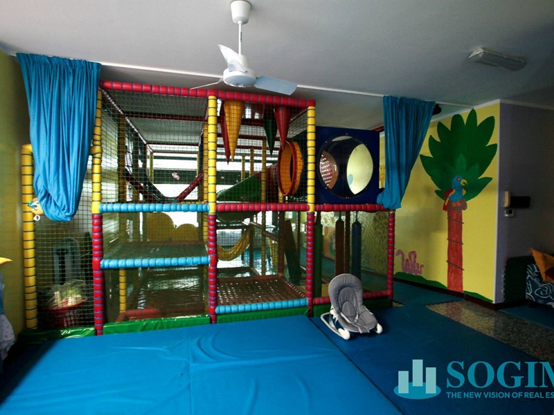 Negozio in Vendita a Peschiera Borromeo, 200'000€, 160 m²